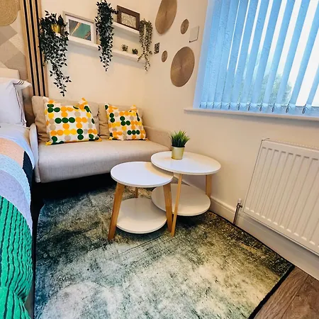 R-4 Newly Renovated Private Self Contained In Selly Oak With Own Kitchenette And Shared Bathroom Between Two Birmingham